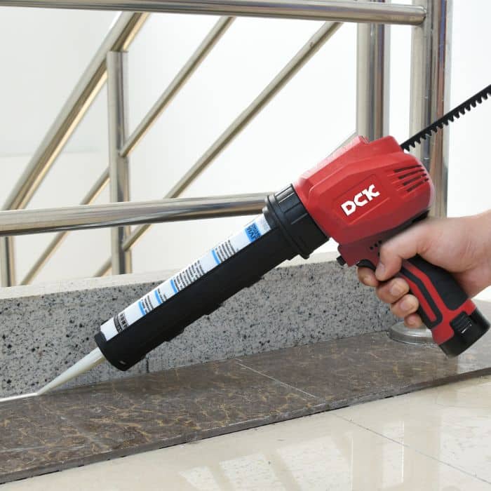 Akumulatorowy pistolet do kartuszy DCK KDPJ12(EK) 12V z 2x akumulatorem 2,0Ah. Kompaktowy, mocny i odpowiedni do kartuszy 300 ml oraz opakowań 600 ml. Idealny do precyzyjnej pracy!
